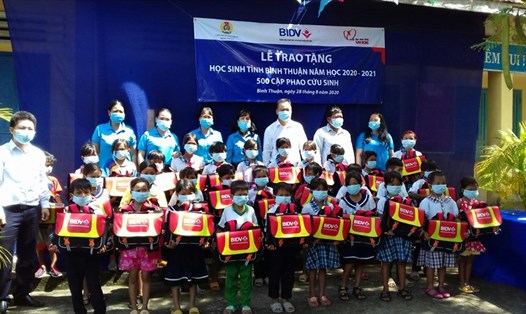 Tặng cặp phao cứu sinh tại trường tiểu học Mỹ Thạnh, huyện Hàm Thuận Nam, tỉnh Bình Thuận. Ảnh Hoa Phượng