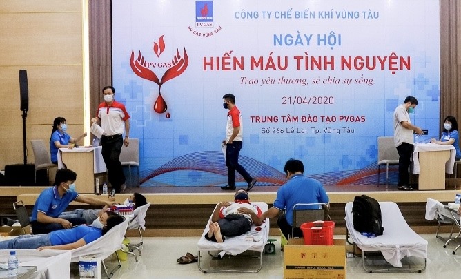 Hiến máu tình nguyện tại Công ty Chế biến khí Vũng Tàu ( đơn vị trực thuộc PV GAS ). Ảnh: CĐ DKVN