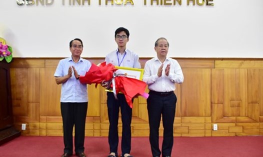 Lãnh đạo tỉnh tặng bằng khen cho em Hồ Việt Đức. Ảnh: thuathienhue.gov.vn.