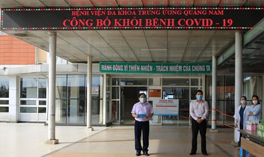 Buổi lễ công bố khỏi bệnh và xuất viện cho 10 bệnh nhân mắc COVID-19 ở Quảng Nam. Ảnh: Thanh Chung