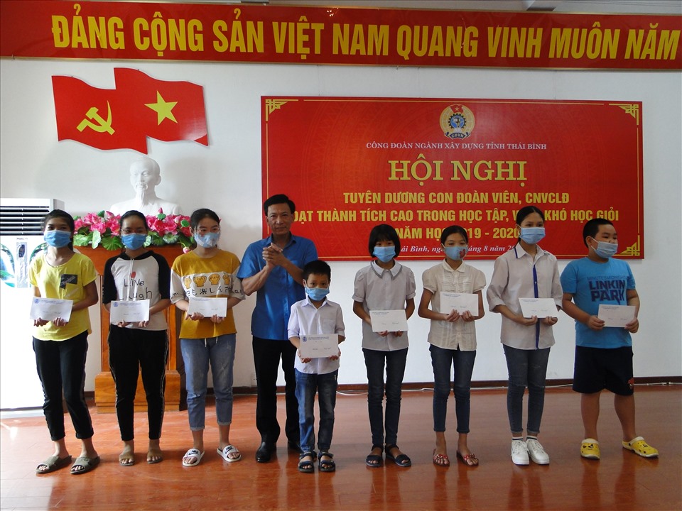 Đồng chí Nguyễn Thanh Bình - Phó Chủ tịch LĐLĐ tỉnh trao quà cho các cháu. Ảnh: Bá Mạnh