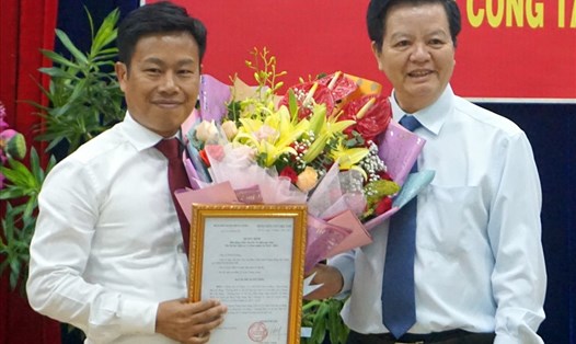 Đồng chí Mai Văn Chính, Phó Ban tổ chức TƯ trao Quyết định cho đồng chí Lê Quân (ảnh Nhật Hồ)