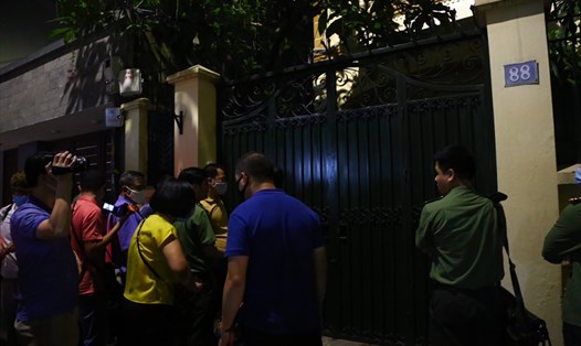 Tối 28.8, lực lượng chức năng gồm cán bộ điều tra, đại diện Viện KSND Tối cao đã thực hiện lệnh khám xét nhà riêng của ông Nguyễn Đức Chung trên phố Trung Liệt. Ảnh: V.Dũng.