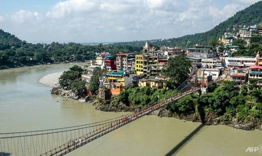 Cô gái trẻ người Pháp bị bắt giữ vì quay video khỏa thân trên cầu thiêng Lakshman Jhula bắc qua sông Hằng ở Ấn Độ. Ảnh: AFP