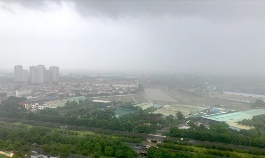Ảnh hưởng của bão số 2, Hà Nội mưa trên diện rộng. Ảnh Anh Thư