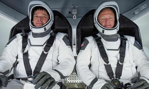 Phi hành gia NASA Bob Behnken (trái) và Doug Hurley. Ảnh: SpaceX.