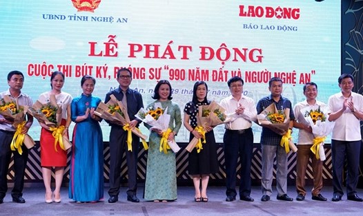 Lãnh đạo tỉnh Nghệ An tặng hoa cho các thành viên Ban Tổ chức cuộc thi. Ảnh: Trần Tuấn.