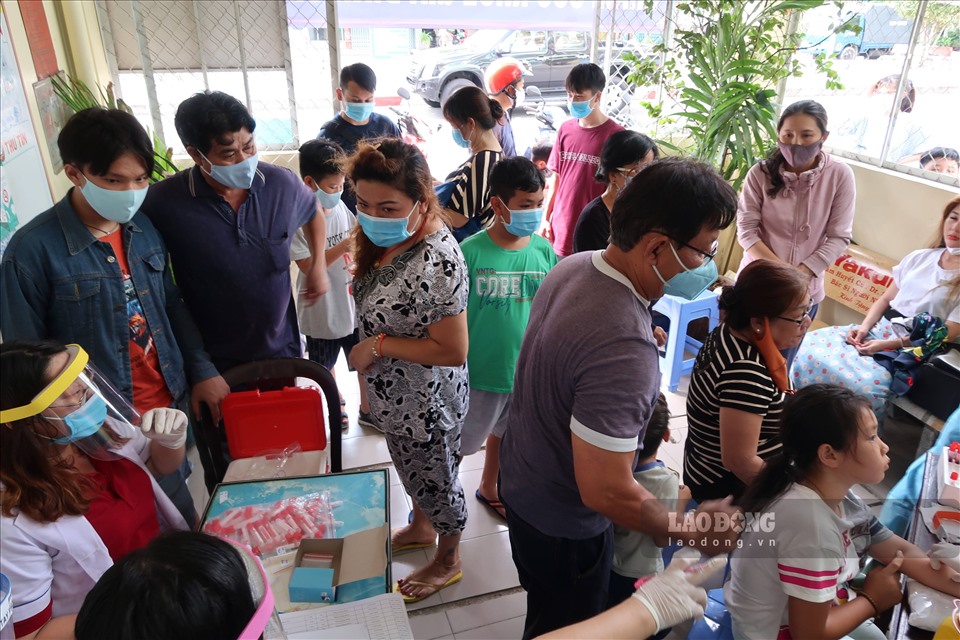 Người dân đi từ Đà Nẵng về thực hiện lấy mẫu xét nghiệm COVID-19. Ảnh: Hữu Huy