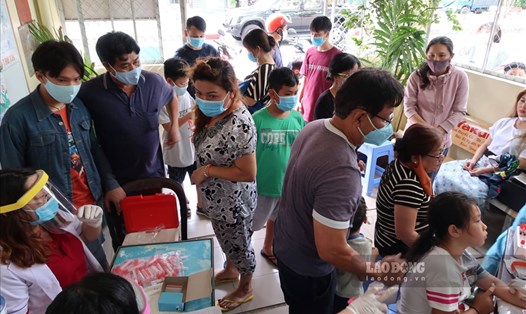 Người dân đi từ Đà Nẵng về thực hiện lấy mẫu xét nghiệm COVID-19. Ảnh: Hữu Huy