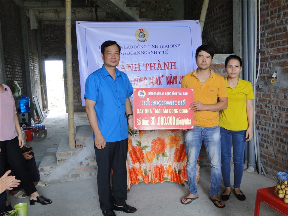 Đồng chí Nguyễn Thái Dương – Phó Chủ tịch LĐLĐ tỉnh trao kinh phí hỗ trợ xây nhà cho đoàn viên Trần Văn Tài. Ảnh: B.Mạnh