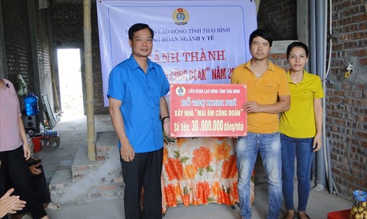 Đồng chí Nguyễn Thái Dương – Phó Chủ tịch LĐLĐ tỉnh trao kinh phí hỗ trợ xây nhà cho đoàn viên Trần Văn Tài. Ảnh: B.Mạnh