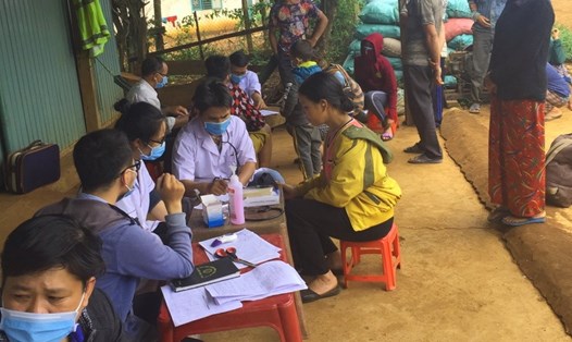 Ngành Y tế Gia Lai tổ chức khám, tiêm vaccine bạch hầu cho người dân. Ảnh Thanh Tuấn