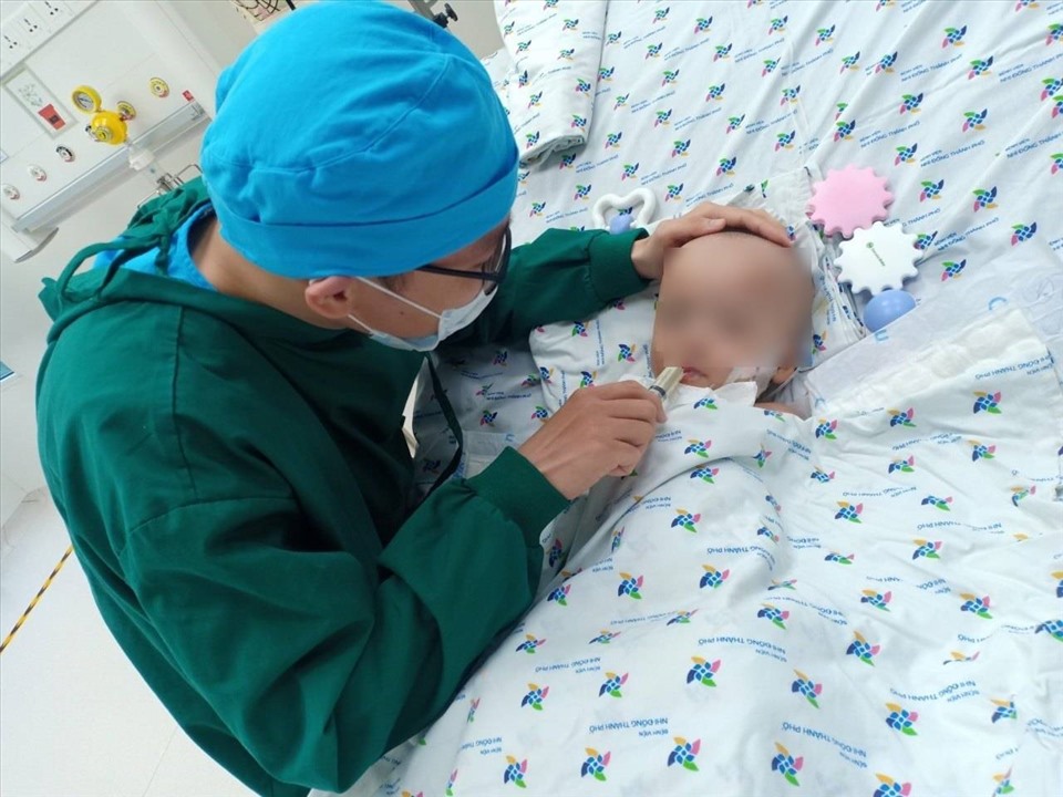 Các bác sĩ cho bé uống sữa. Ảnh: Bệnh viện cung cấp