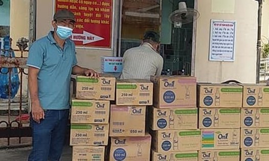 Trao dung dịch sát khuẩn tay cho các Bệnh viên, trung tâm y tế tỉnh Quảng Nam. Ảnh TH