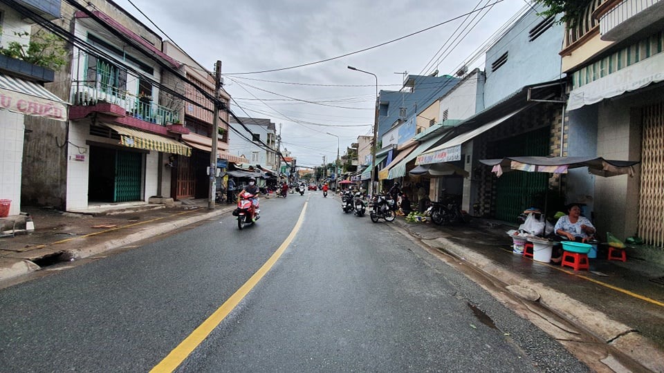 Con đường Hồ Văn Đại trở nên vắng vẻ trước giờ bị phong toả. Ảnh: Lê Lâm