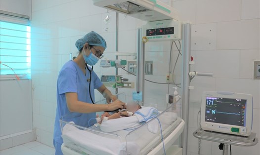 Bé gái bị bỏ rơi đang được điều trị tại Bệnh viện Nhi tỉnh Thái Bình. Ảnh Bệnh viện Nhi Thái Bình