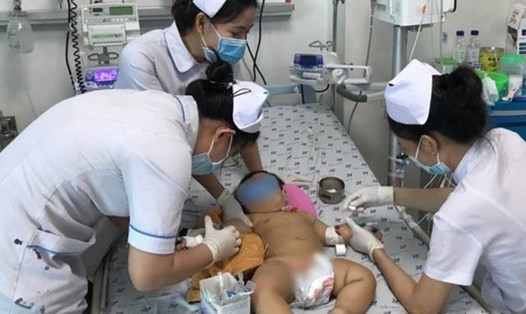 Dùng lồng oxy cao áp "hồi phục não" cho bé gái 9 tháng tuổi bị điện giật. Ảnh: Bệnh viện cung cấp