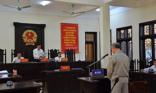 Cựu Hiệu trưởng Đinh Bằng My (đứng, hàng dưới) bị tuyên án hôm phiên tòa sơ thẩm mở tại TAND tỉnh Phú Thọ. Ảnh: P.V.