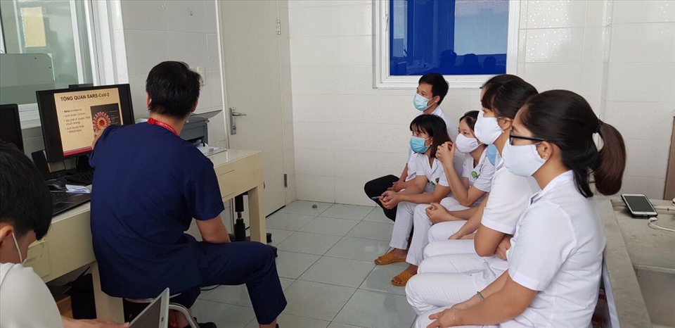 Thành viên của Tổ công tác Trường Đại học Y Hà Nội trao đổi chuyên môn về xét nghiệm với các cán bộ y tế Bệnh viện Đa khoa Trung ương Quảng Nam. Ảnh: Bộ Y tế