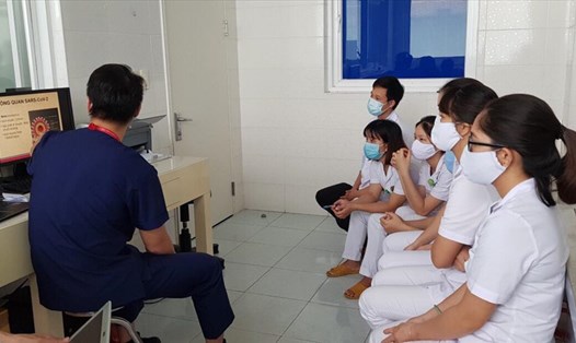 Thành viên của Tổ công tác Trường Đại học Y Hà Nội trao đổi chuyên môn về xét nghiệm với các cán bộ y tế Bệnh viện Đa khoa Trung ương Quảng Nam. Ảnh: Bộ Y tế