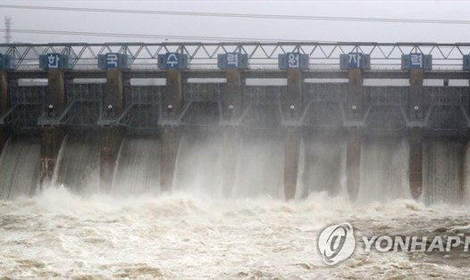 Đập Chuncheon, ở Chuncheon, tỉnh Gangwon hoạt động hết công suất, xả 2.370 tấn nước mỗi giây vào ngày 3.8, sau trận mưa lớn dội xuống khu vực này. Ảnh: Yonhap