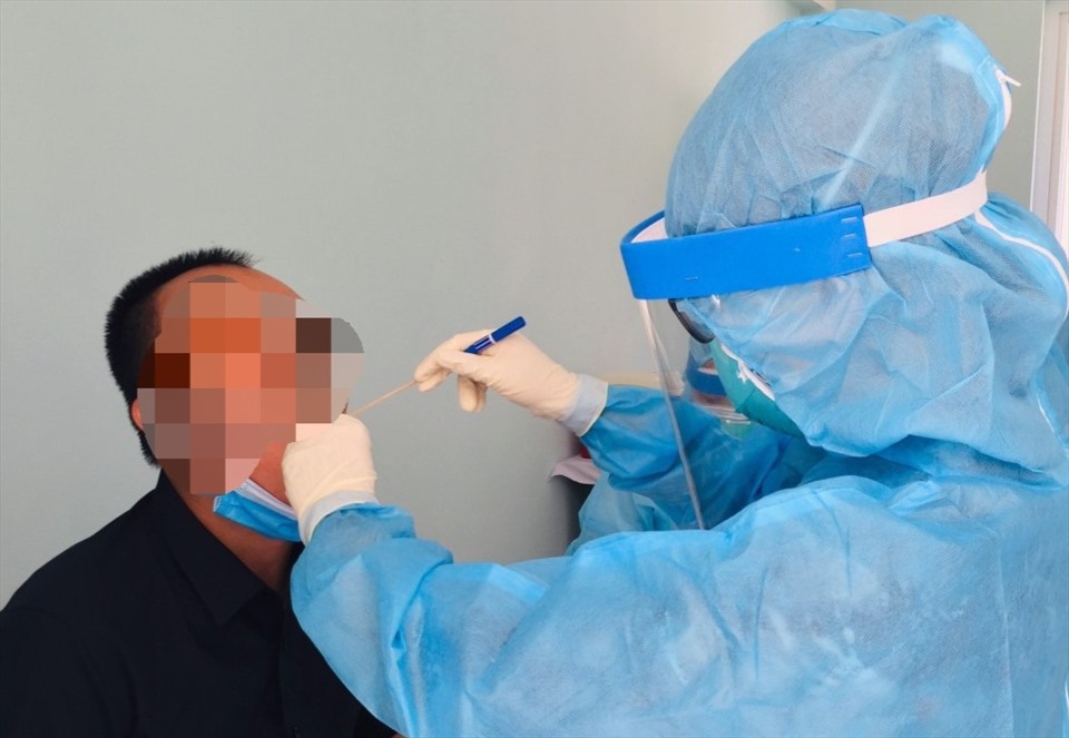 Cơ quan chức năng tỉnh Quảng Trị lấy mẫu xét nghiệm SARS-CoV-2. Ảnh: TD.