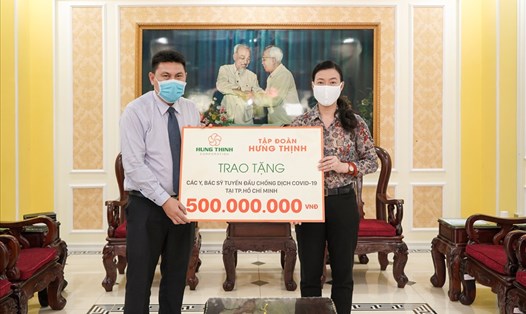 Ông Nguyễn Nam Hiền – Phó Tổng Giám đốc Tập đoàn Hưng Thịnh trao tặng 500 triệu đồng cho đội ngũ Y, Bác sĩ tuyến đầu chống dịch COVID-19 tại TP.HCM thông qua Ủy ban MTTQ Việt Nam TP.HCM (vào ngày 31.3.2020).