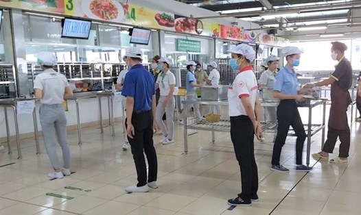 Người lao động Công ty Nidec Việt Nam bảo đảm giãn cách khi xếp hàng chờ lấy cơm trong giai đoạn dịch COVID-19 bùng phát. Ảnh Đức Long