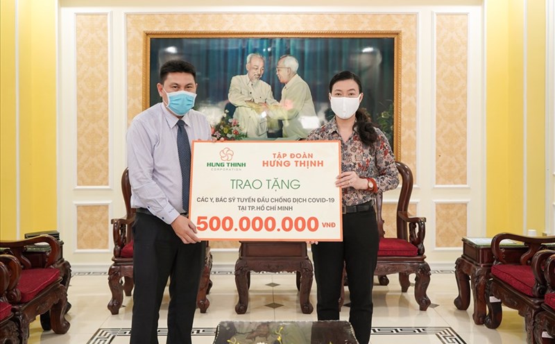 Ông Nguyễn Nam Hiền – Phó Tổng giám đốc Tập đoàn Hưng Thịnh trao tặng 500 triệu đồng cho đội ngũ y, bác sĩ tuyến đầu chống dịch Covid-19 tại TP.HCM thông qua Ủy ban MTTQ Việt Nam TP.HCM (31.3.2020)