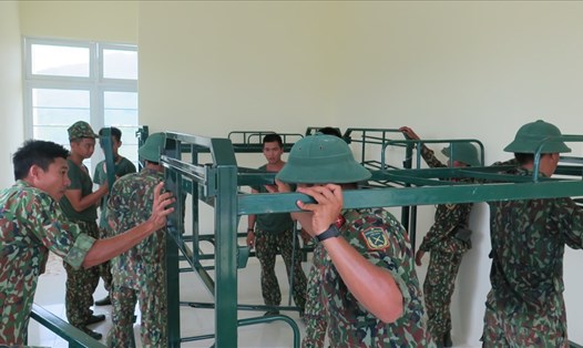 Lực lượng quân đội tổng dọn dẹp vệ sinh 2 cơ sở cách ly ở trường Đại học Nha Trang để đón công dân về cách ly. Ảnh: Thị Sáu
