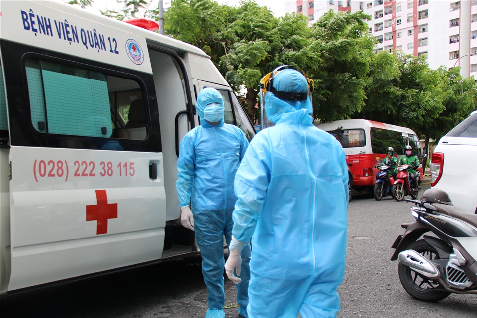 Lực lượng y tế làm việc tại TPHCM để phòng chống dịch COVID-19. Ảnh: Anh Nhàn