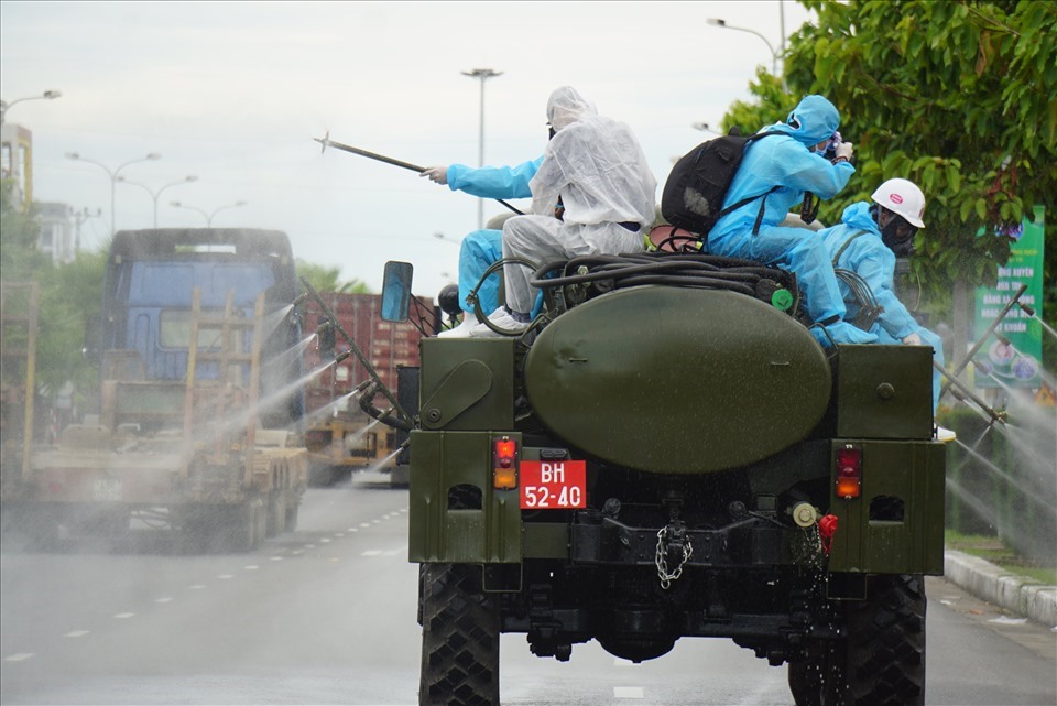 Chiều 3.8, Trung tâm ứng phó khắc phục sự cố hóa học, sinh học, phóng xạ hạt nhân của (Binh Chủng hóa học – Bộ Quốc phòng) đã tiến hành phun hóa chất khử khuẩn tại nhiều khu vực quận Sơn Trà, Đà Nẵng. Ảnh: Hữu Long