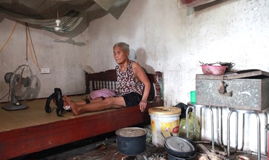 Nếu không được chữa trị kịp thời, cụ bà Lê Thị Bốn có nguy cơ bại liệt nằm một chỗ. Ảnh: 
Trần Tuyên