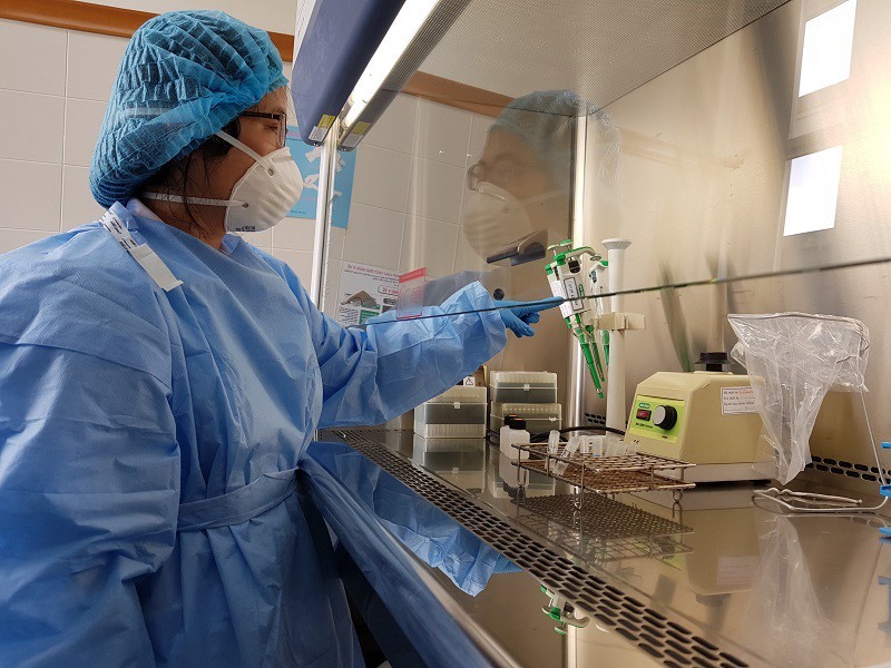 Phòng xét nghiệm COVID-19 tại Bệnh viện Trung ương Huế. Ảnh: PT.