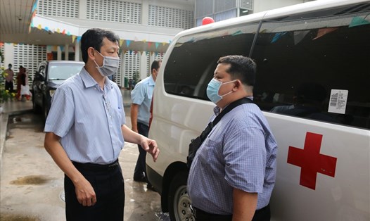Giám đốc Nguyễn Tri Thức tiễn Đội phản ứng số 4 lên đường ra Đà Nẵng làm nhiệm vụ. Ảnh: Bệnh viện cung cấp