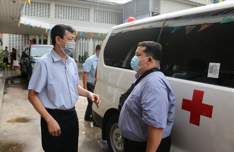 Giám đốc Nguyễn Tri Thức tiễn Đội phản ứng số 4 lên đường ra Đà Nẵng làm nhiệm vụ. Ảnh: Bệnh viện cung cấp
