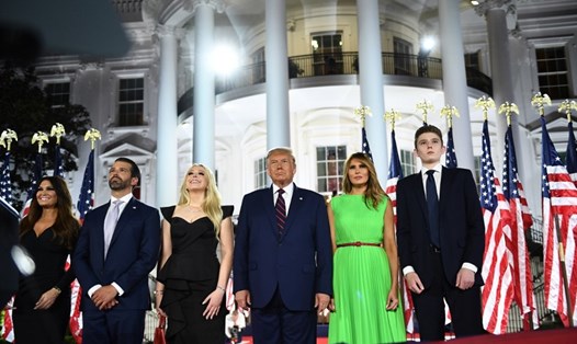 Tổng thống Donald Trump và gia đình trong ngày cuối đại hội toàn quốc đảng Cộng hoà hôm 27.8. Ảnh: AFP