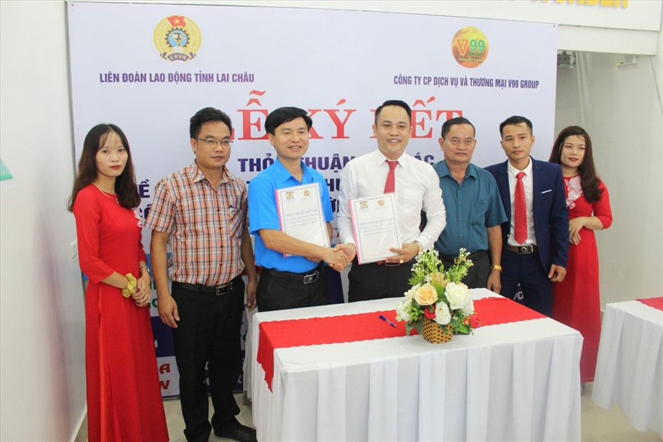 Đồng chí Hoàng Văn Trinh - Phó Chủ tịch LĐLĐ tỉnh Lai Châu và Ông Võ Trung Kiên – Giám đốc Công ty Cổ phần Dịch vụ và Thương mại V99 Group trao thỏa thuận hợp tác. Ảnh: Xuân Nghĩa