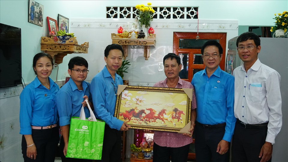 Đại diện LĐLĐ TPHCM và LĐLĐ Quận Bình Thạnh tặng quà cho gia đình anh Hiệp. Ảnh Ngọc Thiện.