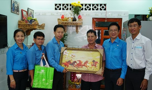 Đại diện LĐLĐ TPHCM và LĐLĐ Quận Bình Thạnh tặng quà cho gia đình anh Hiệp. Ảnh Ngọc Thiện.