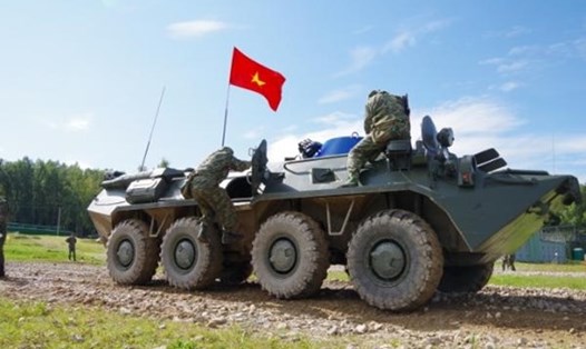 Vận động viên của đội tuyển Hóa học Quân đội nhân dân Việt Nam triển khai xe sau khi có hiệu lệnh xuất phát trong cuộc thi Môi trường an toàn của Army Games 2020. Ảnh: QĐND