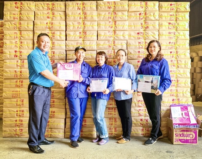 Trao phần thưởng cho đại diện tổ Công đoàn và đại diện các gia đình có con đạt danh hiệu học sinh giỏi, học sinh tiến tiến năm học 2019-2020. Ảnh: CĐ Cty