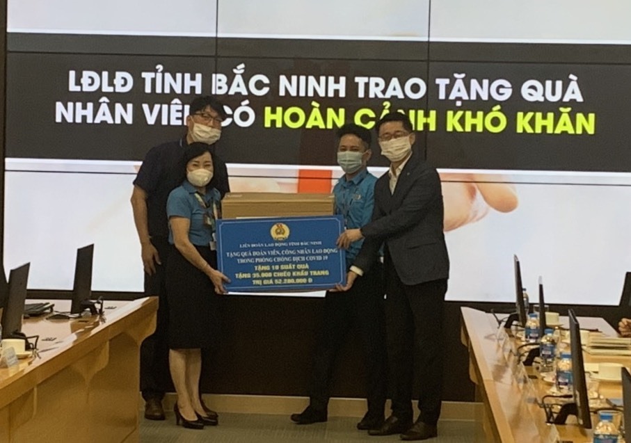 LĐLĐ tỉnh Bắc Ninh trao tặng quà cho nhân viên có hoàn cảnh khó khăn. Ảnh: Hoàng Anh.