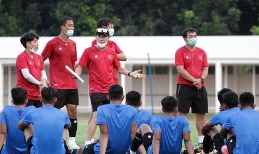 Huấn luyện viên Shin Tae-yong, đồng hương thầy Park rất đề cao việc kỷ luật khi làm việc tại tuyển Indonesia. Ảnh: Tribunnews.