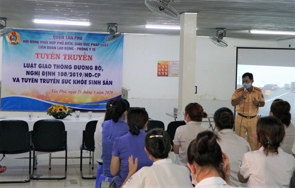Các công nhân Công ty cổ phần may Đại Việt nghe tuyên truyền Luật Giao thông đường bộ. Ảnh LĐLĐ Quận Tân Phú cung cấp.