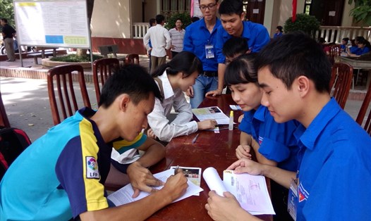Thay vì đến trực tiếp, học sinh TPHCM có thể đăng ký nhận học bạ, bảng điểm, chứng nhận tốt nghiệp THPT qua đường bưu điện. Ảnh minh hoạ: Huyên Nguyễn