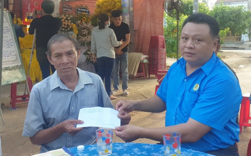 Ông Nguyễn Kỳ Vĩnh - Chủ tịch CĐ các KCN tỉnh Quảng Nam trao quà cho gia đình nạn nhân. Ảnh: Thanh Chung