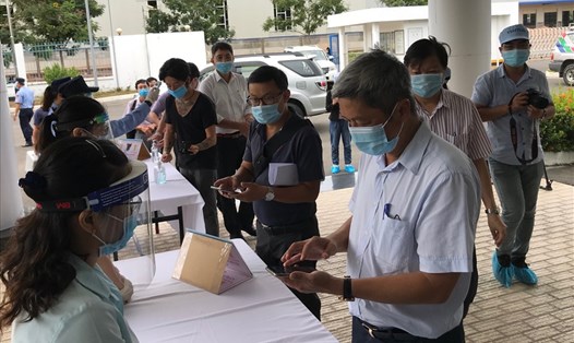 Công ty TNHH Điện tử Foster Việt Nam kiểm tra Bluezone khi khách đến liên hệ công việc thay cho tờ khai y tế. Ảnh: Tường Minh
