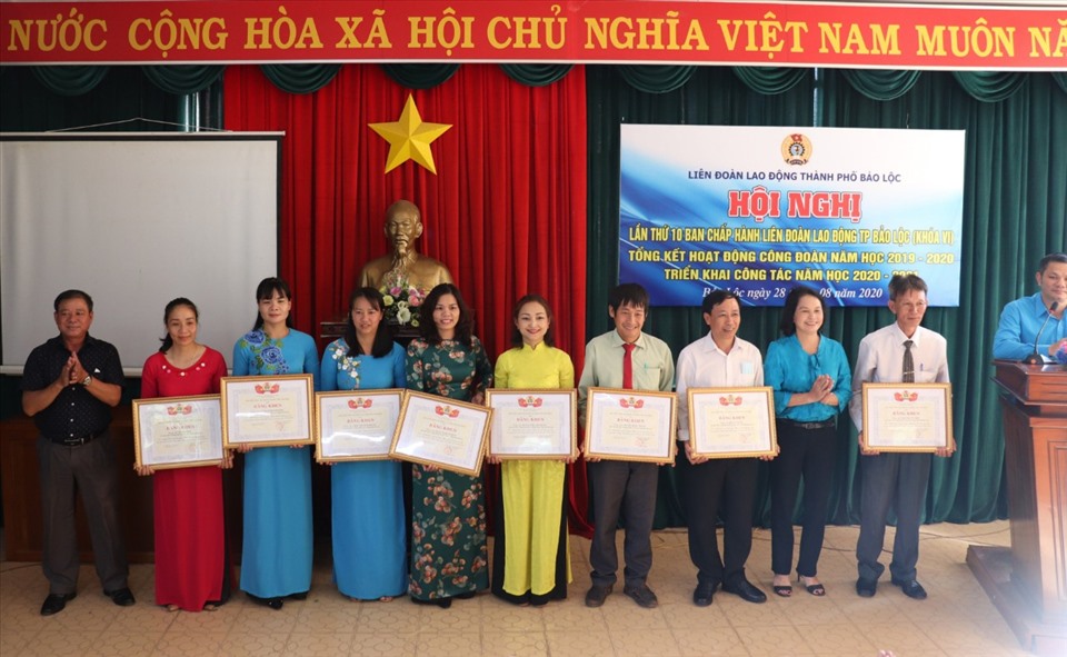 Bà Phạm Thị Tư - Ủy viên Ban Thường vụ LĐLĐ tỉnh Lâm Đồng tặng Bằng khen của LĐLĐ tỉnh cho các tập thể và cá nhân có thành tích xuất sắc trong năm học 2019 - 2020. Ảnh Đình Ngọc