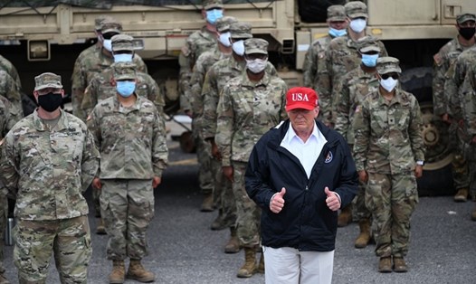 Tổng thống Donald Trump chụp ảnh với Lực lượng Vệ binh Quốc gia ở thành phố Lake Charles, Louisiana, ngày 29.8.2020, trong chuyến khảo sát thiệt hại bão Laura. Ảnh: AFP
